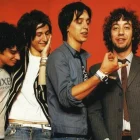 The Strokes, liderada por Julian Casablancas, es reconocida por éxitos como 'Last Nite' y 'Reptilia'.
