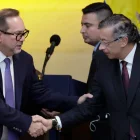 El presidente del Congreso, Lidio García (i), saluda al presidente saliente de Colombia, Gustavo Petro, durante la instalación del nuevo Congreso este lunes, en Bogotá (Colombia).