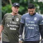 Hernán Torres y el guardameta de Orense SC en una sesión de entrenamiento.