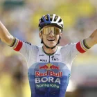 El belga Remco Evenepoel (Red Bull - Bora - Hansgrohe) celebra su victoria mientras cruza la línea de meta en la etapa 15.