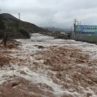 Fotografía que muestra una calle afectada por el desborde de la quebrada Los Loros este lunes, en Puente Zorrilla en La Serena (Chile).