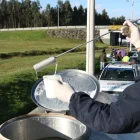 Técnicos de Agrocalidad inspeccionan litros de leche.