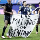 Jugadores argentinos con una pancarta  "Las Islas Malvinas son argentinas"