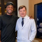 El dermatólogo Alessandro Alarcão posa junto a Vinícius Jr. tras el procedimiento de armonización facial realizado en Brasil.