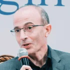 Yuval Noah Harari en una conferencia