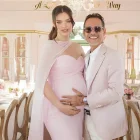 Marc Anthony y Nadia Ferreira en el baby shower celebrado antes del nacimiento de su hija Myla.