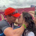 David Ruals encontró inspiración en su padre fallecido y en su esposa, que lo esperaba tras cruzar la meta