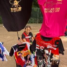 Puesto callejero exhibe camisetas con mensajes políticos en Managua, mientras el oficialismo impulsa reformas que limitan la participación de la oposición
