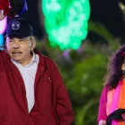 El presidente de Nicaragua, Daniel Ortega, saludando junto a su esposa y copresidenta, Rosario Murillo, durante un acto para conmemorar el 47.º aniversario de la Revolución Nicaragüense en Managua, el 19 de julio de 2026.