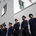 La casa donde nació el dictador nazi Adolf Hitler (1889-1945) reabrió este miércoles convertida en una comisaría de policía.