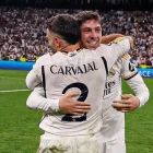 Federico Valverde celebra junto a Dani Carvajal durante un partido oficial con el Real Madrid.