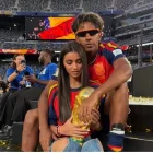 Lamine Yamal junto a Inés García, su novia, tras la victoria de España en la final del Mundial 2026.