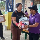 Familias afectadas por las lluvias permanecen en un albergue temporal mientras reciben asistencia humanitaria.