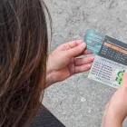Tarjetas de préstamo informal. Siete de cada 10 ecuatorianos no acceden a la banca y van al 'chulco', donde pagan intereses de hasta 100% mensual.