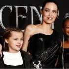 Angelina Jolie junto a tres de sus hijos, Vivienne a su derecha.