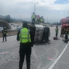 El accidente de tránsito en la Ruta Viva involucró a un camión, el cual se volcó cuando circulaba en sentido Quito - valle.