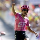 Richard Carapaz celebra su victoria en el Tour de Francia 2026.