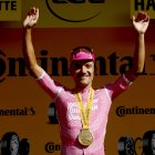 Richard Carapaz celebra su victoria en la etapa 18 del Tour de Francia 2026.
