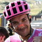 Richard Carapaz celebra su victoria tras conquistar la etapa 18 del Tour de Francia 2026 con el EF Education-EasyPost, en una brillante exhibición en la alta montaña.