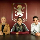 Alejandro Garnacho posa junto a integrantes de la directiva del Aston Villa durante su presentación oficial como nuevo refuerzo del club inglés.
