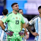 El Dibu Martínez (i), guardameta de Argentina, se mostró triste por perder en la final del Mundial 2026