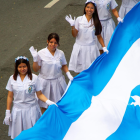 Las delegaciones avanzaron entre música, coreografías y bengalas de humo celeste y blanco, colores representativos de Guayaquil.