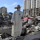 Un sacerdote permanece de pie sobre los escombros de un edificio destruido por los terremotos del 24 de junio en Caraballeda, Venezuela, el 17 de julio de 2026.