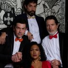 Ricardo Velasteguí acompañado por Santiago Carpio, Noralma Reeves, Guille Boschetti, Luis Fernando García y David Castro, actores que han formado parte de distintas etapas del proyecto.