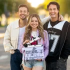 Karol Sevilla, Ruggero Pasquarelli y Michael Ronda durante el rodaje de la nueva temporada de Soy Luna, que se estrena en Disney+ el 24 de julio de 2026.