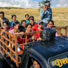 Esta fotografía, tomada el 23 de junio de 2026, muestra a los aldeanos viajando en un camión por una carretera en la aldea de Tanggedu, en Sumba Oriental.