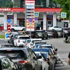 El 30 de junio de 2026, varias personas hacen cola para repostar sus coches en una gasolinera Lukoil de Moscú.