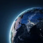 La Tierra mantiene una rotación constante, aunque los científicos han detectado pequeñas variaciones en la velocidad de giro del planeta.