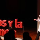 Diez investigadoras de distintas universidades presentaron sus estudios mediante monólogos que combinaron humor, creatividad y evidencia científica.
