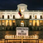 Imagen simbólica de democracia en riesgo, con una fachada del Palacio de Carondelet, en Quito.