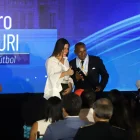 La alcaldesa subrogante de Guayaquil, Tatiana Coronel, entregó la presea cívica a Lizandro Landázuri, entrenador de fútbol.