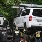 La policía hace subir la furgoneta a una grúa para retirarla el domingo 26 de julio de 2026 del parque Tiergarten de Berlín, tras haber sido utilizada en un atropello.