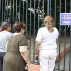 En Urdenor 1, los vecinos aprovechan las rejas para realizar caminatas y charlas.