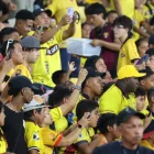 Hinchas de Barcelona durante el partido ante Liga de Quito.
