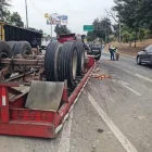 Un tráiler se volcó en la vía a la costa y bloqueó el tránsito hacia Chongón durante la mañana de este lunes.