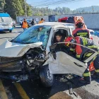 Bomberos de Quito rescataron a una persona atrapada tras el choque entre dos vehículos registrado en la av. General Rumiñahui, puente 3.