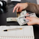 Los beneficiarios cuya cédula termina en 7 pueden retirar este 27 de julio el Bono de Desarrollo Humano en los puntos de pago autorizados por el MIES.