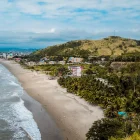 Los feriados nacionales impulsan el turismo interno y la actividad comercial en distintos destinos del país. Las playas de Santa Elena son uno de los destinos más visitados.