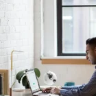 Un trabajador cumple su jornada laboral a través del teletrabajo.