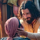 El actor Jonathan Roumie encarna a Jesús en la serie
