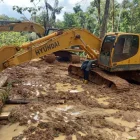 En Tena y en Yanzaza, epicentros de la minería ilegal amazónica, comprar una excavadora de 250 mil dólares es, según los reporteros, tan fácil como comprar una moto.