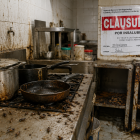 Referencial. Arcsa clausuró un local de fritada en Pomasqui tras detectar cucarachas, congeladores contaminados y graves deficiencias sanitarias que ponían en riesgo la salud pública.