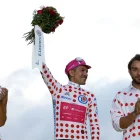 Richard Carapaz, del EF Education-EasyPost, celebra en el podio como el ciclista más combativo del Tour de Francia 2026 con el maillot de la montaña.