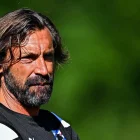 Andrea Pirlo dirige una sesión de entrenamiento del United FC durante una práctica del primer equipo.