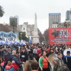 Integrantes de movimientos de izquierda, este 27 de julio de 2026, en la Plaza de Mayo, en Buenos Aires (Argentina).