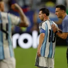 El entrenador de Argentina Lionel Scaloni (d) con Lionel Messi (2d), durante un partido del Mundial de Estados Unidos, México y Canadá.